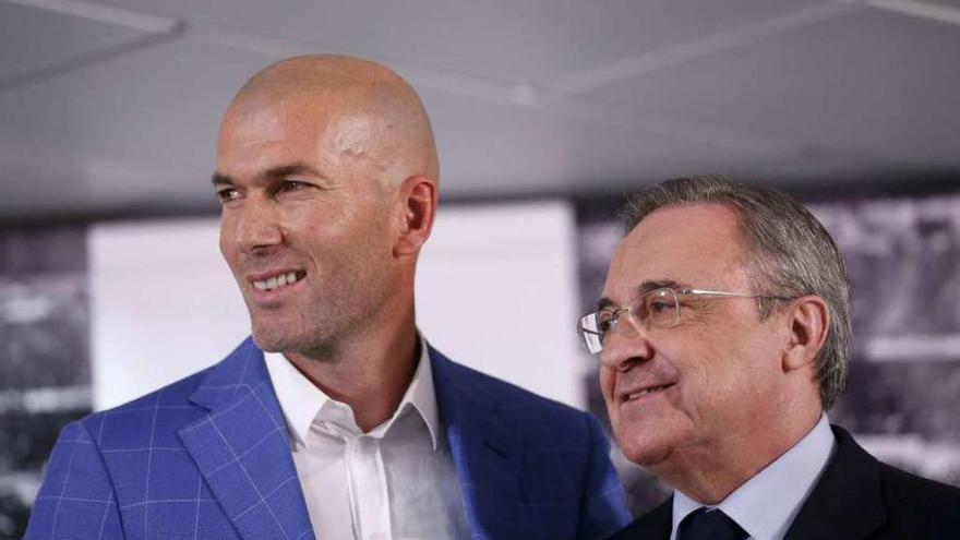 Zinedine Zidane y Florentino Pérez, en la presentación del francés como nuevo técnico.