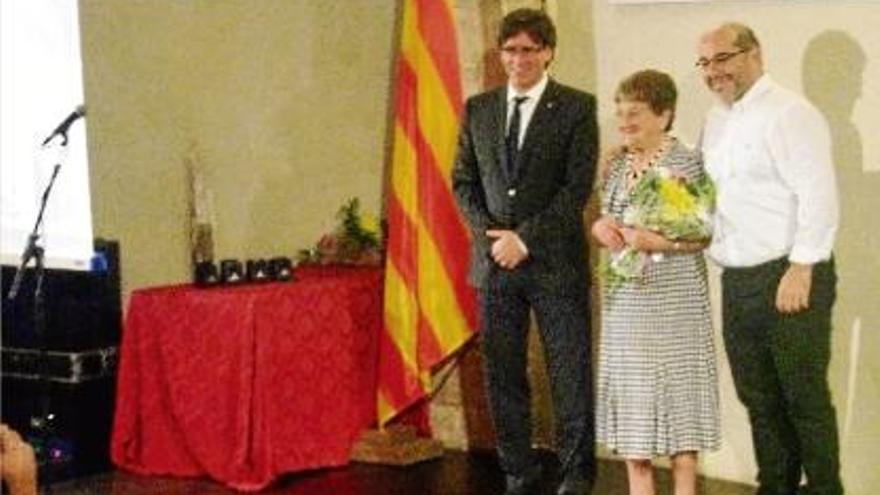 Carles Puigdemont, Carme Anglada i Lluís Guinó, ahir, a la nit, als premis Pont de Plata.