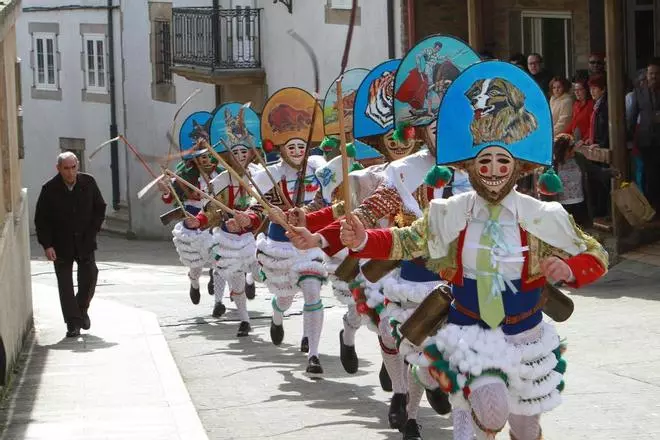 Laza vive el domingo grande de su entroido entre carreras de peliqueiros