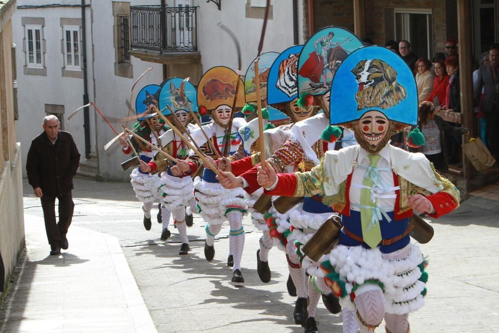 Los populares peliqueros de Laza llenaron las calles del municipio de ruido y travesuras.