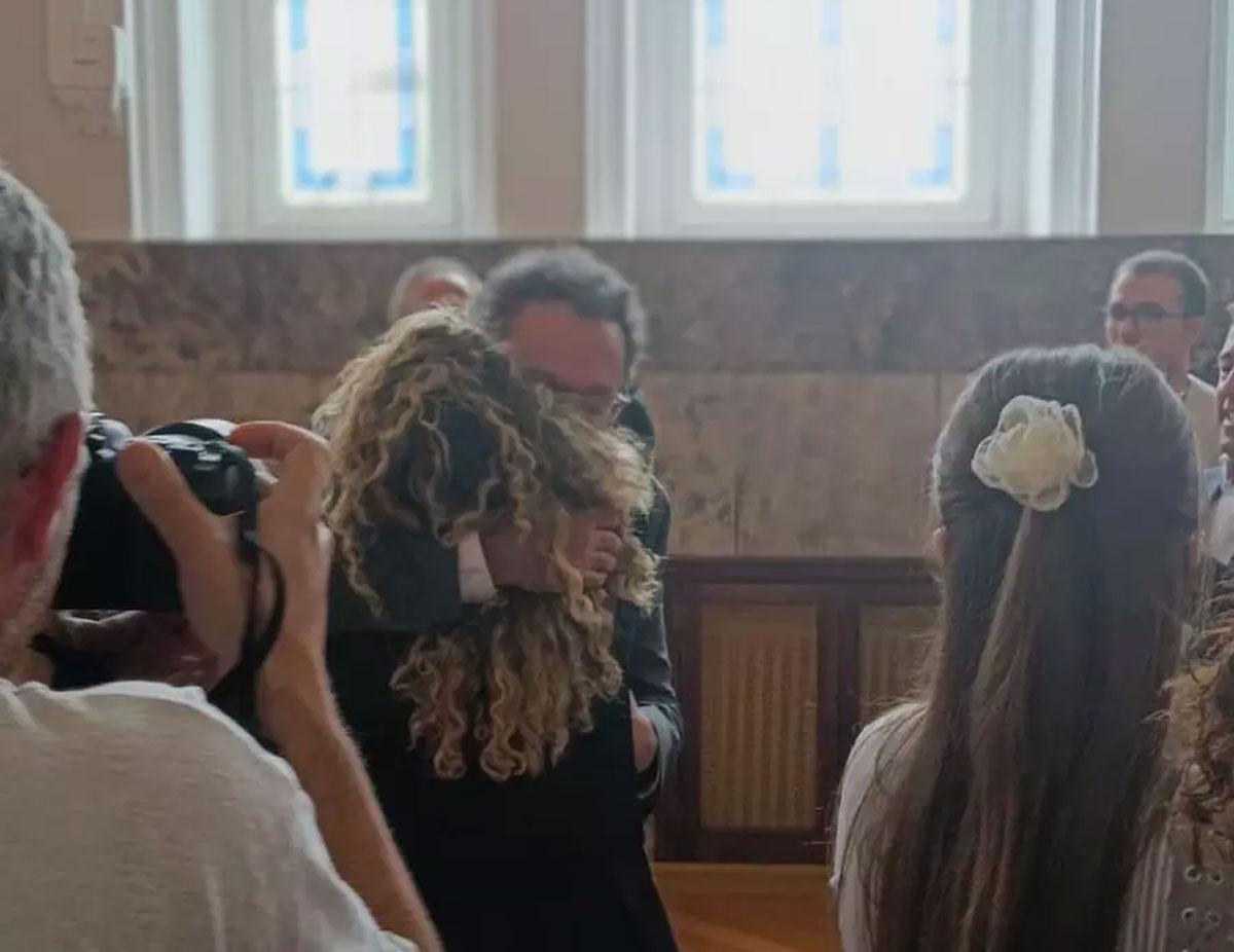 García Ortiz y Pilar Fernández, se abrazan tras el acto de toma de posesión.