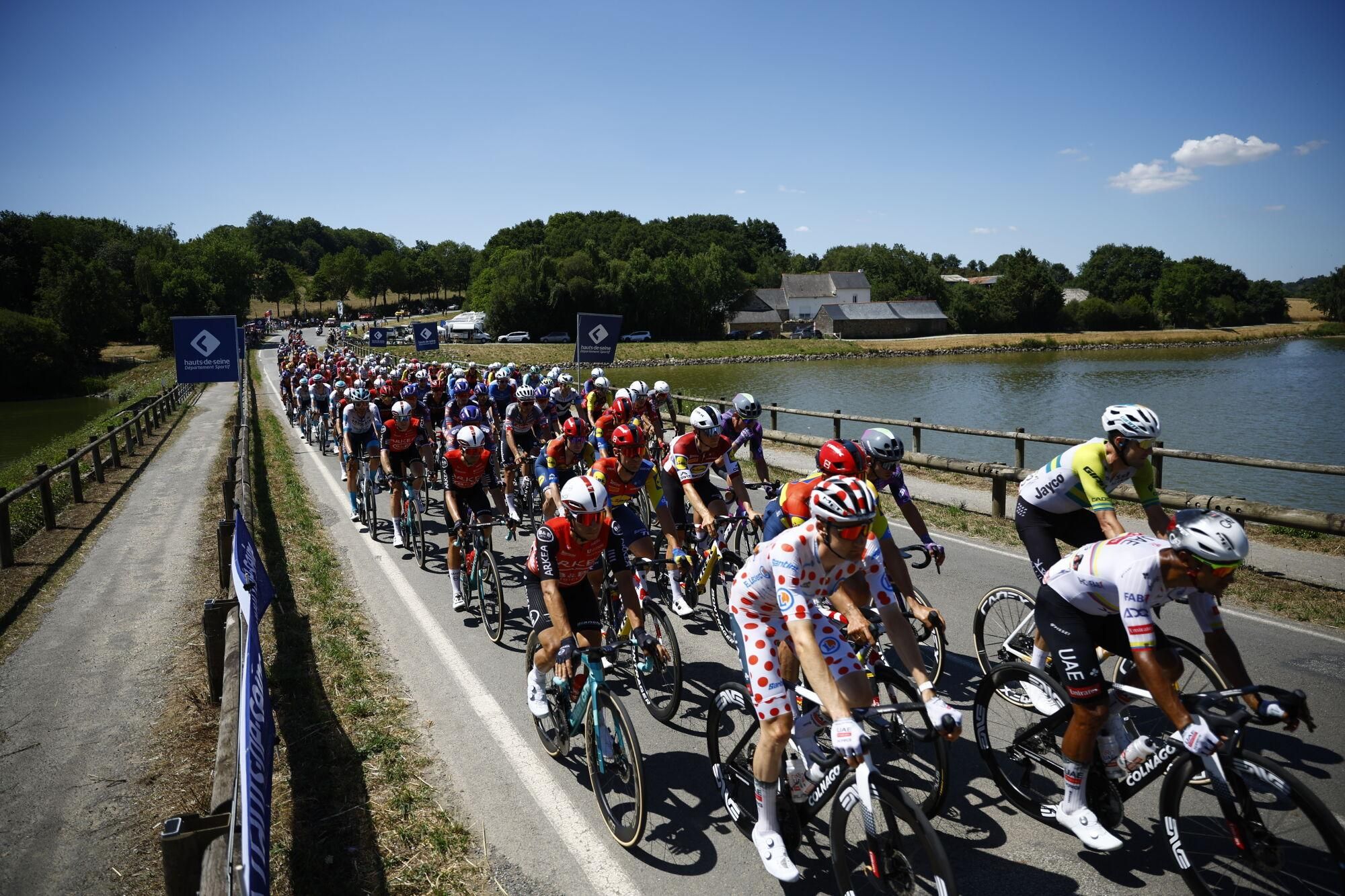 (France), 12/07/2025.- The peloton in action during the 8th stage of the Tour de France cycling race over 171.4km from Saint-Meen-le-Grand to Laval Espace Mayenne, France, 12 July 2025. (Ciclismo, Francia) EFE/EPA/MARTIN DIVISEK