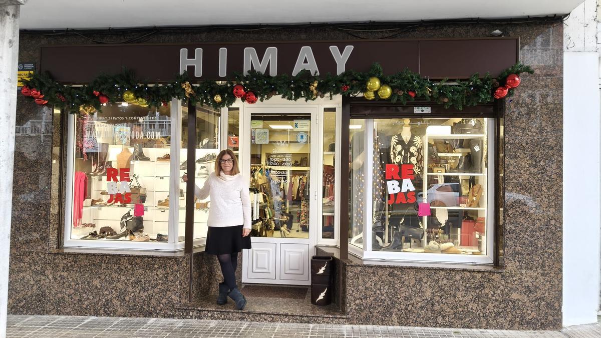 Rocío Pérez posa frente a su tienda en Miño