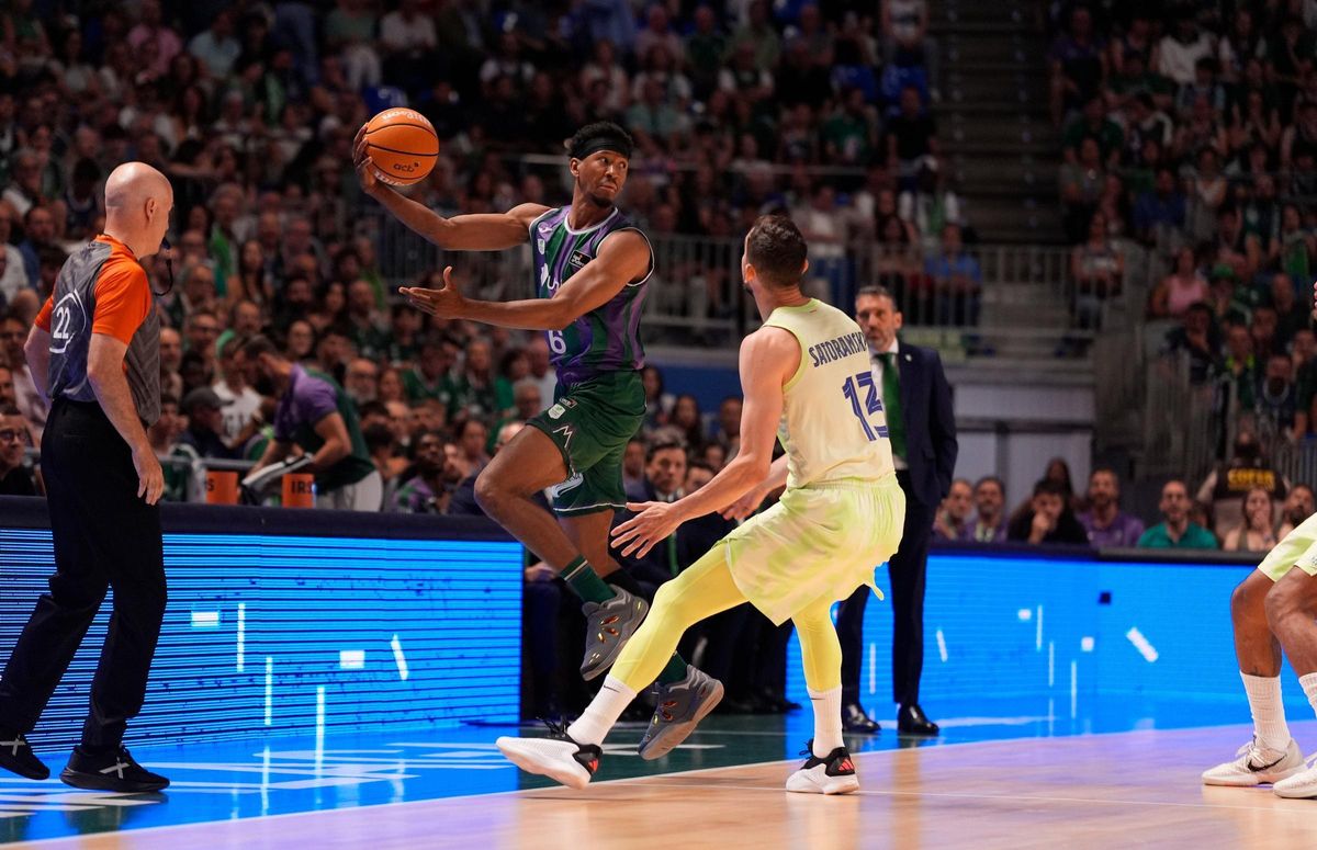 Taylor, el jugador del Unicaja, intenta que el balón no salga ante el azulgrana Satoransky en el pabellón Martín Carpena de Málaga.