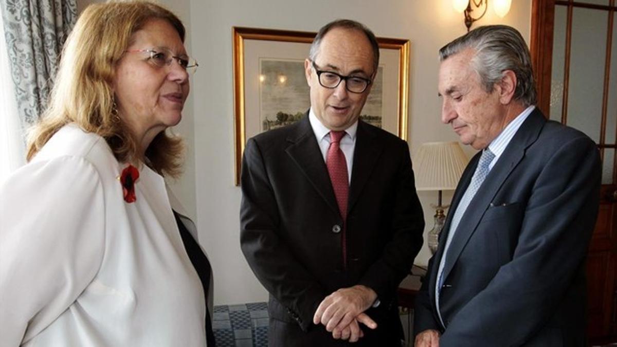 La presidenta de la Comisión Nacional del Mercado de Valores (CNMV), Elvira Rodríguez; el subgobernador del Banco de España, Fernando Restoy y el presidente de la Comisión Nacional de los Mercados y la Competencia (CNMC), José María Marín (de izquier