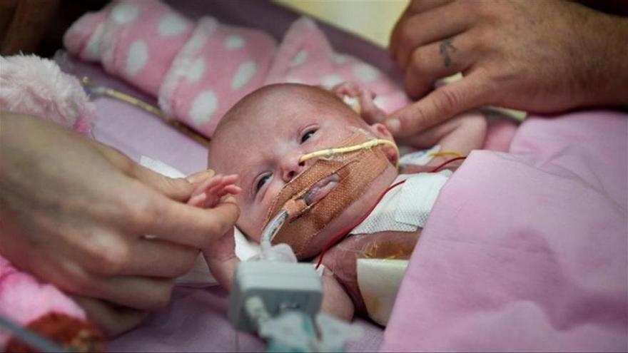 Una bebé británica que nació con el corazón fuera sobrevive a tres cirugías