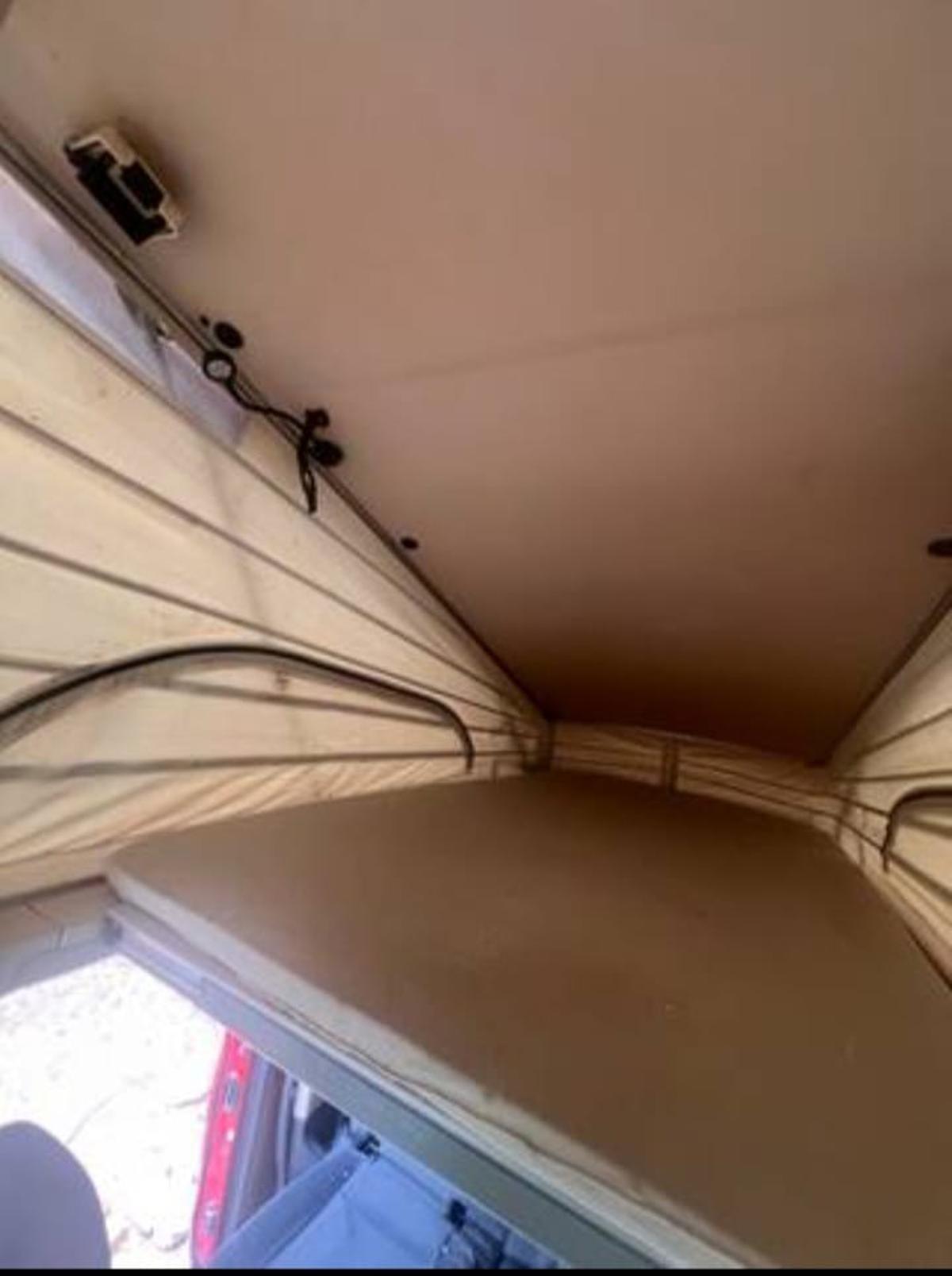 La cama en la que se puede dormir en la parte superior del vehículo.