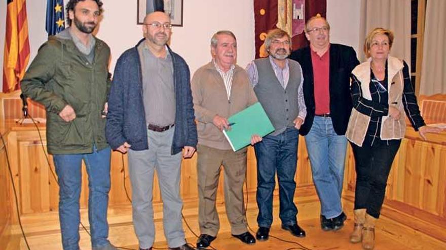El nuevo concejal, Rafel Gomila, (segundo por la izquierda) con el equipo de gobierno.