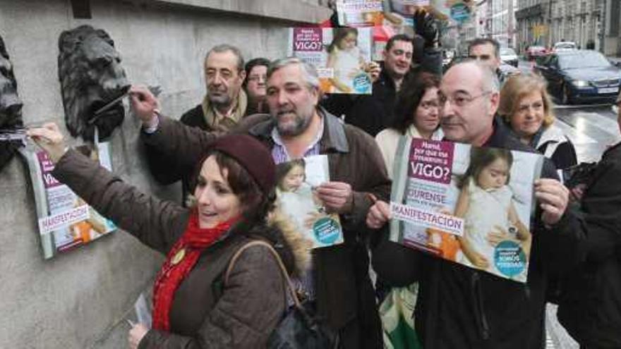 La plataforma sanitaria depositó ayer 300 postales en Correos.  // Iñaki Osorio