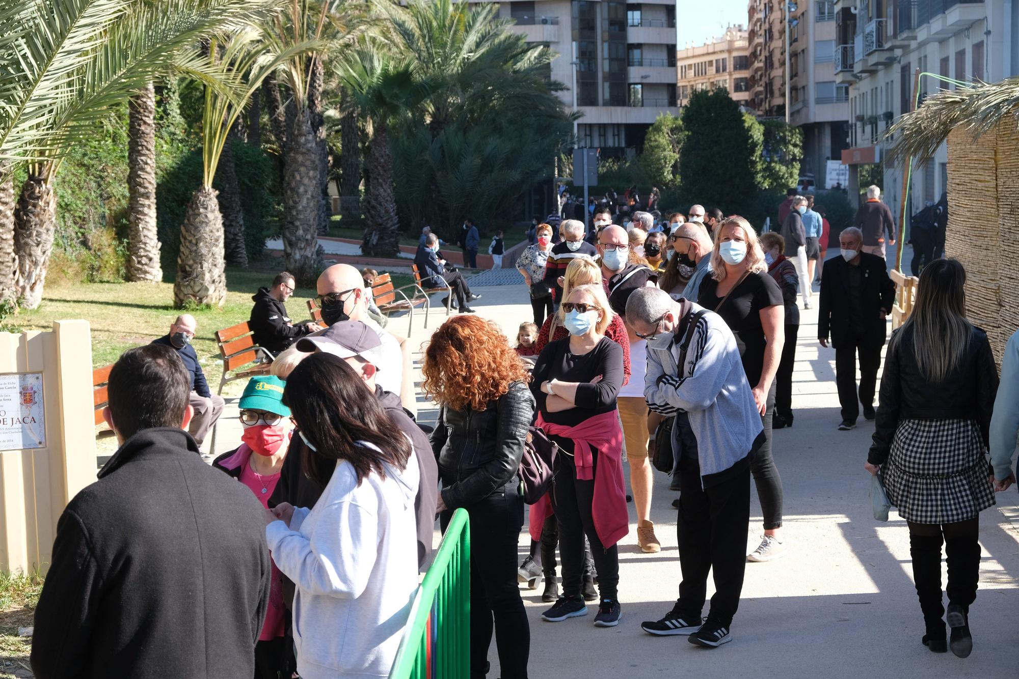 Cientos de personas aprovechan el día festivo para visitar el belén Viviente y el municipal en una jornada marcada por el buen tiempo y las calurosas temperaturas