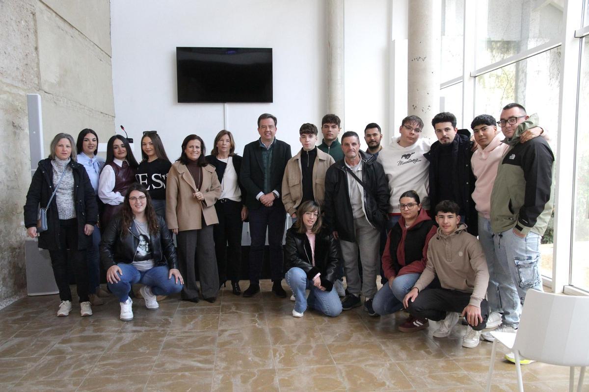 Participantes en el curso de Lucena, con el alcalde, tras recibir su certificación.