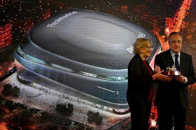 El presidente del Real Madrid, Florentino Pérez, y la alcaldesa de Madrid, Manuela Carmena (i), durante la presentación de la reforma del estadio Santiago Bernabéu, este martes, en Madrid.