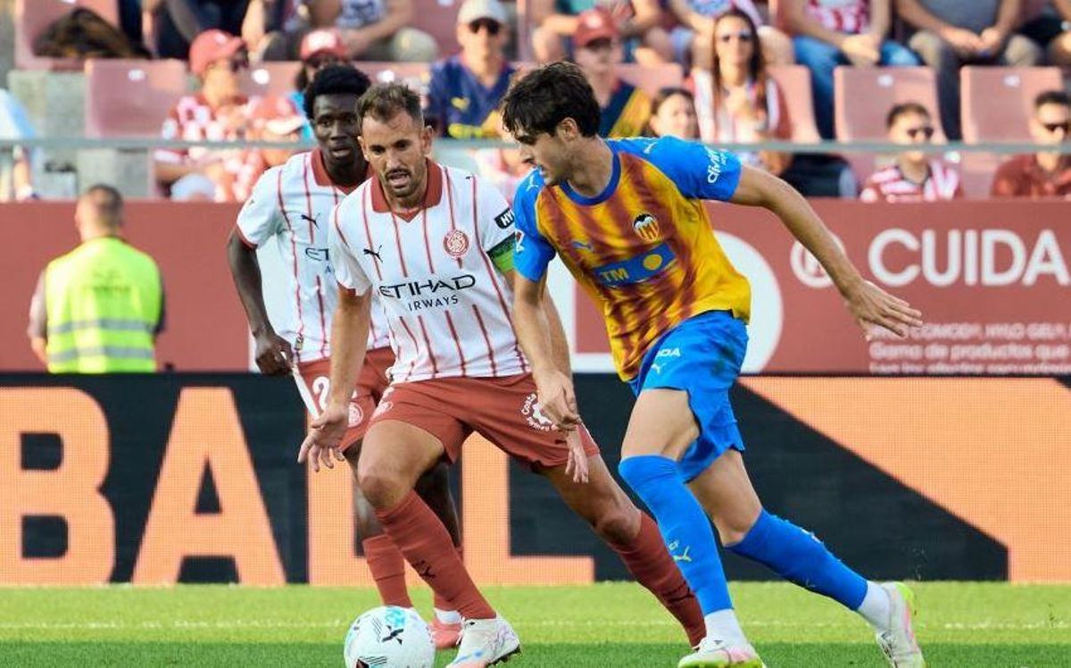 Javi Guerra comenzó a obligar al rival a correr detrás del balón