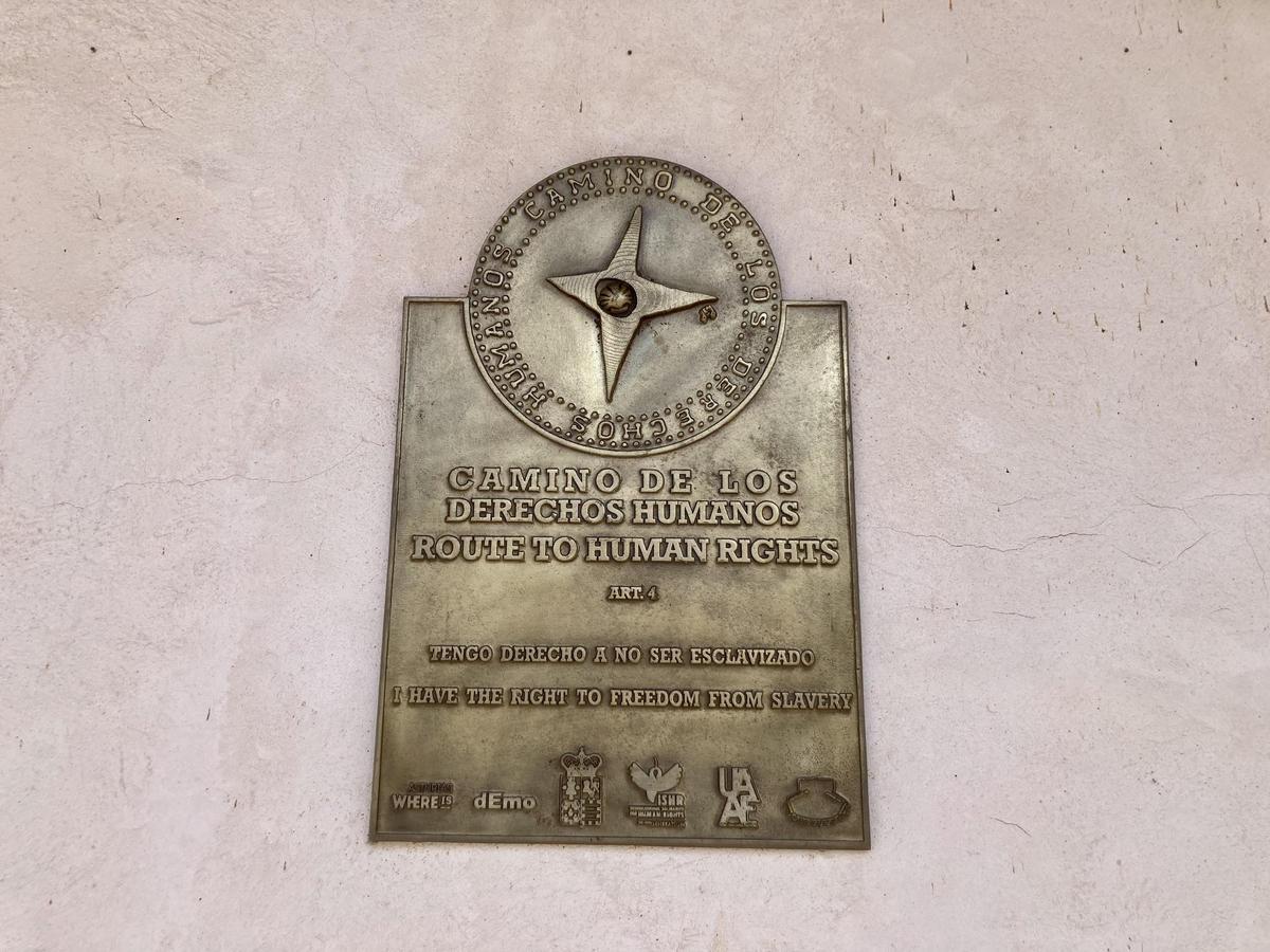 Placa en el interior del albergue