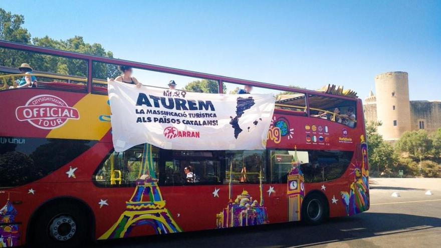 Arran protesta contra la masificación turística en el castillo de Bellver