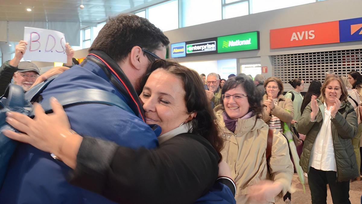 La eurodiputada del BNG Ana Miranda abraza al concejal nacionalista de Vigo a su llegada a Vigo.