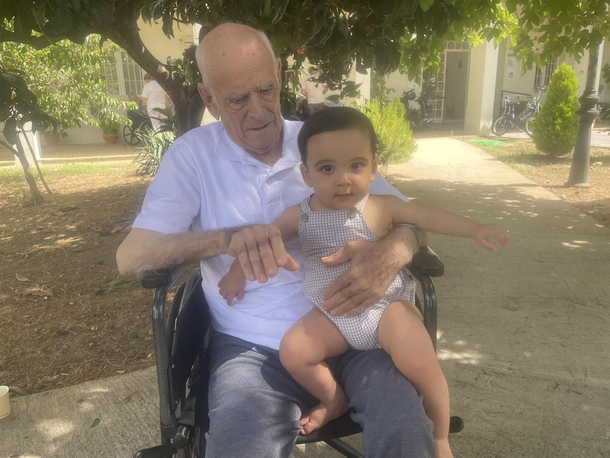 Emiliano con su tataranieto, Hernán