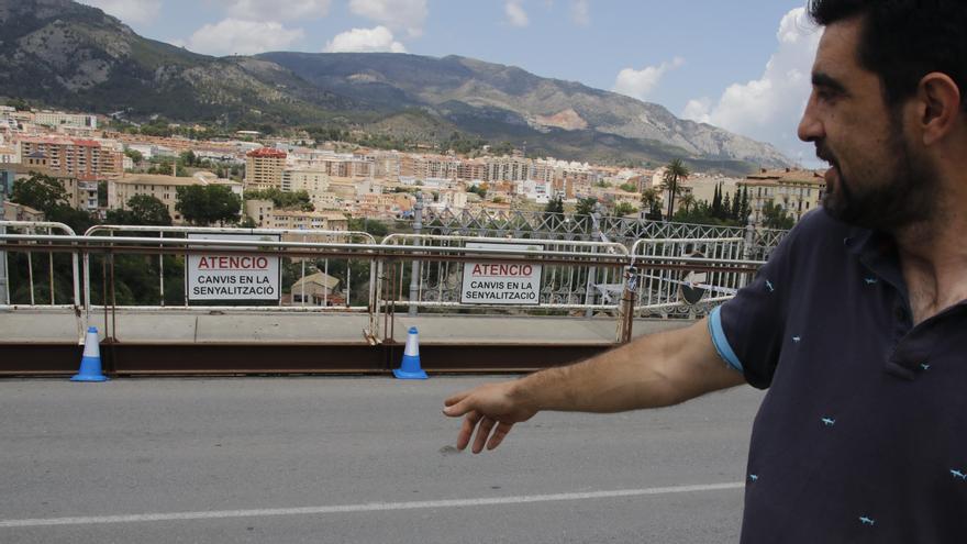 Cae un trozo de barandilla del Viaducto de Canalejas en Alcoy