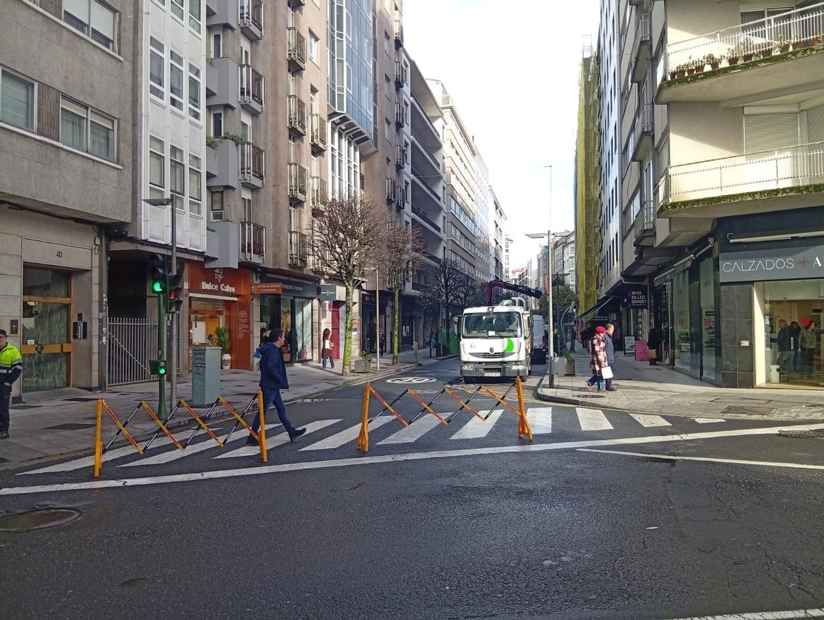 Un tramo de la rúa Xeneral Pardiñas permanece cortada al tráfico en la jornada de este sábado.