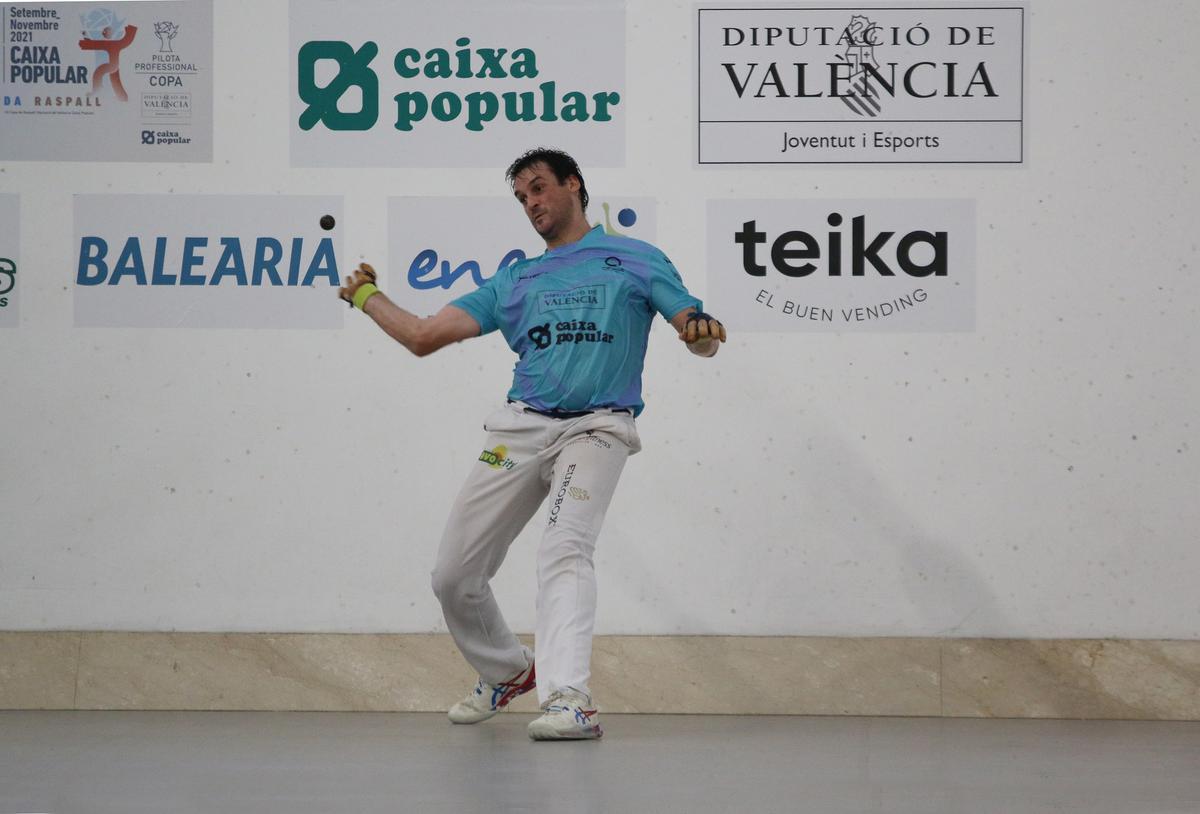 Genovés II jugant de bot de braç en la Copa.