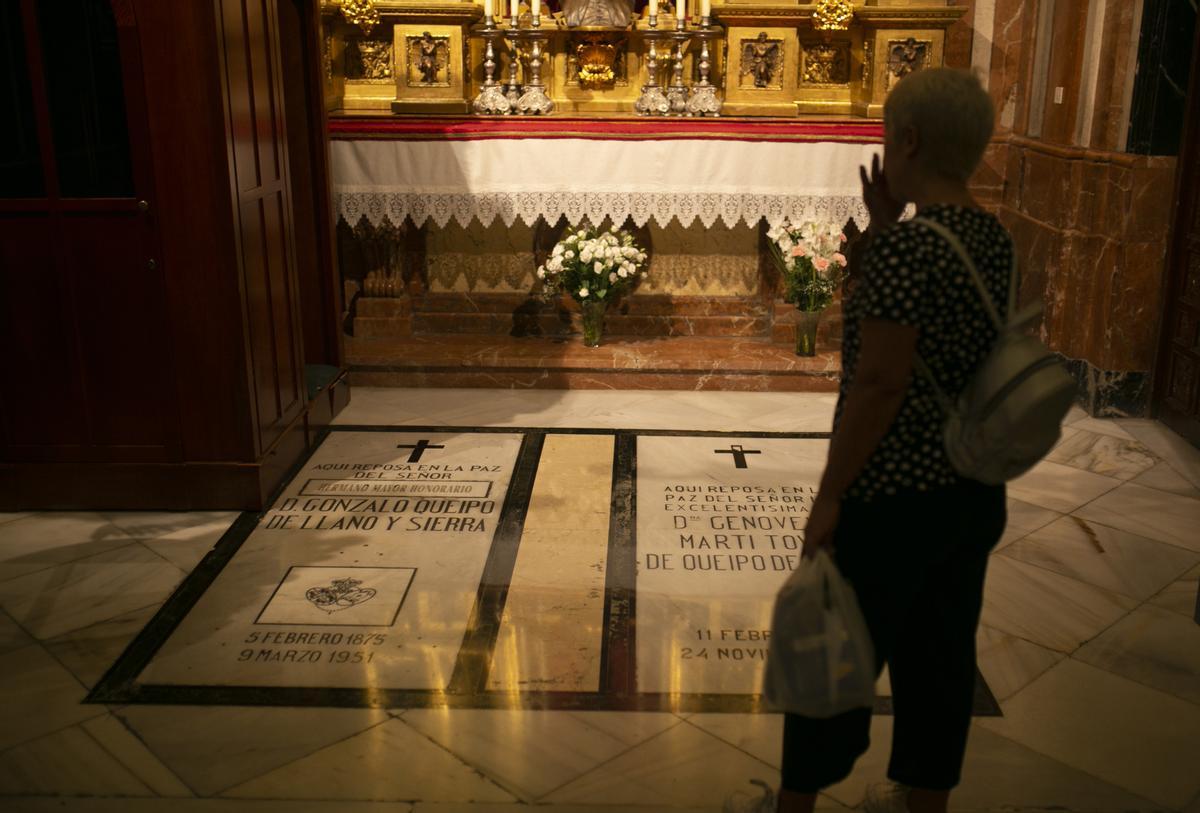 Tumba de Queipo de Llano y su esposa, Genoveva Marti, en la Basílica de la Macarena.