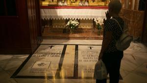 Tumba de Queipo de Llano y su esposa, Genoveva Marti, en la Basílica de la Macarena.