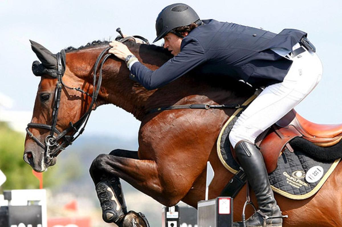 El genet colombià Rodrigo Díaz, en un moment de la prova reina del Concurs Internacional de Salts, a Santander.