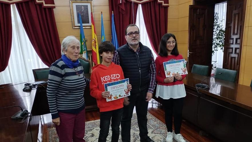 Luca Fernández y Lucía Álvarez ganan el concurso de postales navideñas de Langreo