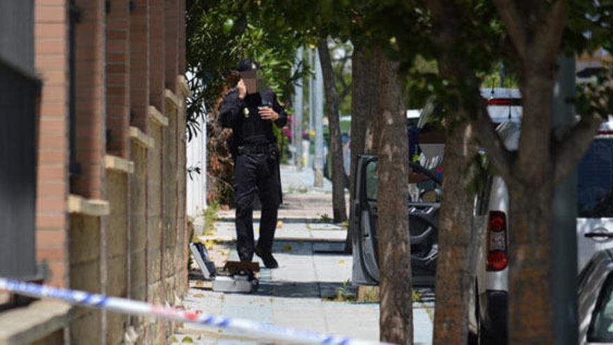 Un agente de Policía inspecciona el lugar del primer asesinato en en San Pedro Alcántara.