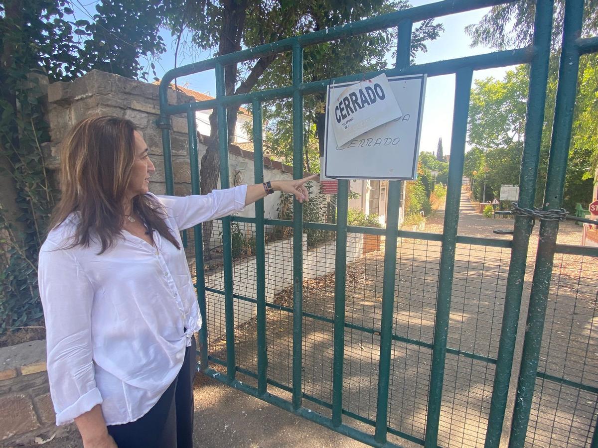 Paula Badanelli, portavoz de Vox en el Ayuntamiento de Córdoba, a la entrada del camping municipal.