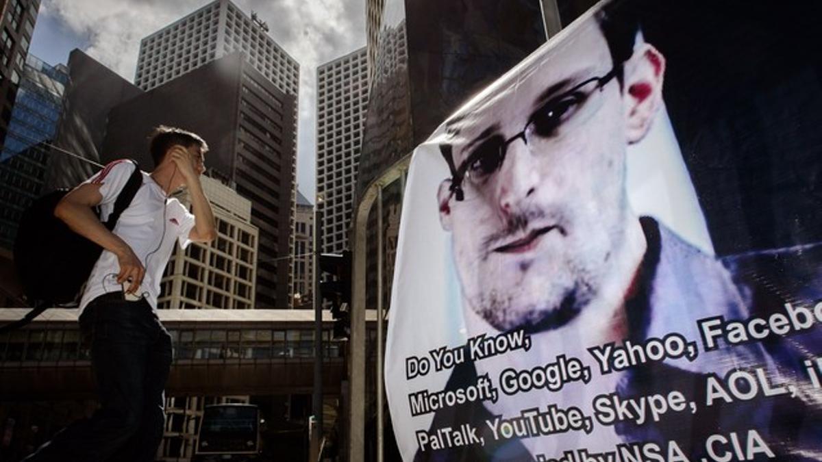Una valla con la imagen de Snowden en apoyo al extécnico de la CIA en Hong Kong