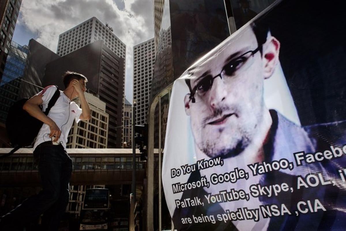 Una valla con la imagen de Snowden en apoyo al extécnico de la CIA en Hong Kong