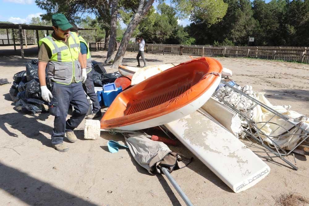 80 trabajadores limpian el Parque Natural