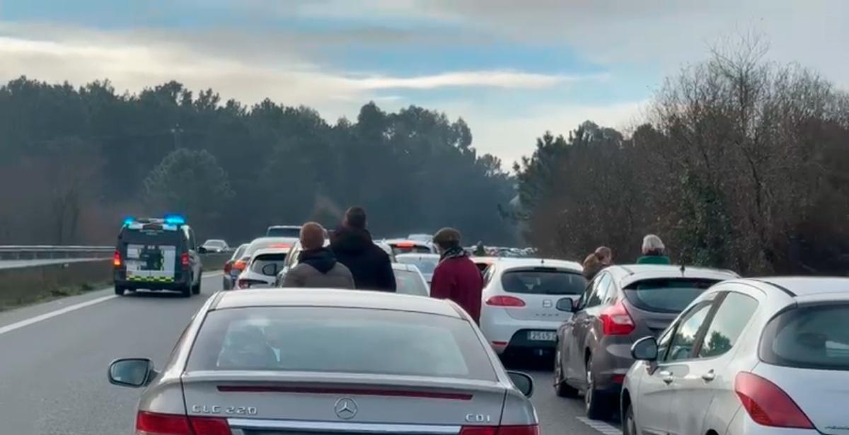 Un accidente entre un camión de mercancías peligrosas y un turismo deja dos heridos y dificulta la circulación en la AP-9