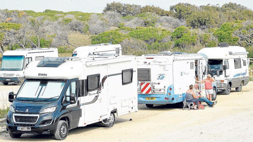 Caravanas estacionadas en la playa de El Pinet, donde habitualmente se concentran este tipo de vehículos.