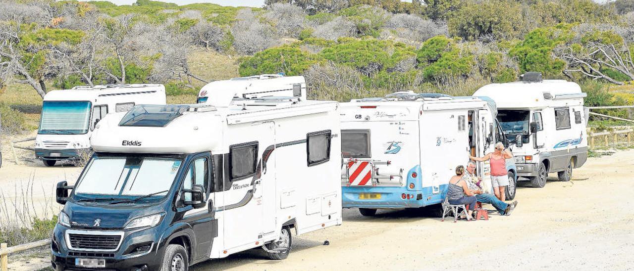 Caravanas estacionadas en la playa de El Pinet, donde habitualmente se concentran este tipo de vehículos.