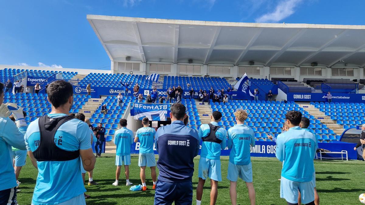 Aficionados del Baleares han acudido al Estadio a animar a los jugadores