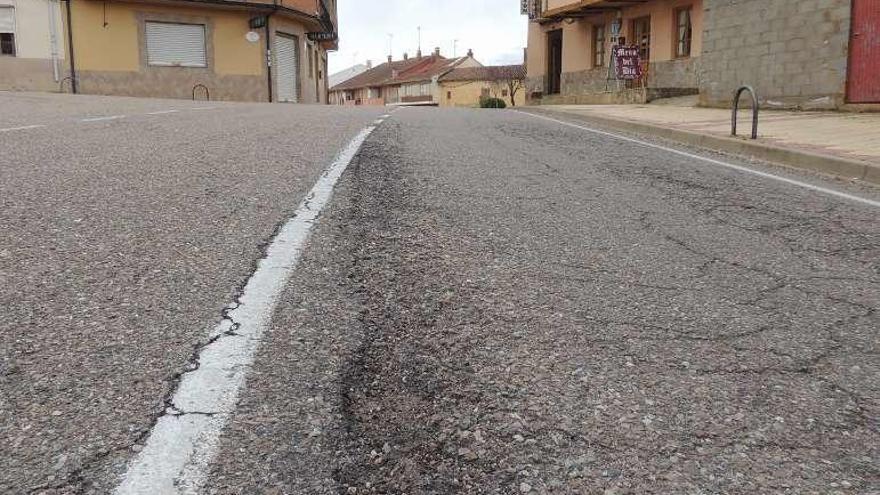 Tramo deteriorado de la travesía de Santibáñez.