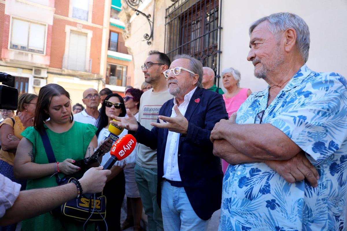 Muñoz Grau y Pàmies el día que se votaba en el pleno la propuesta para anular los sumarios contra el poeta