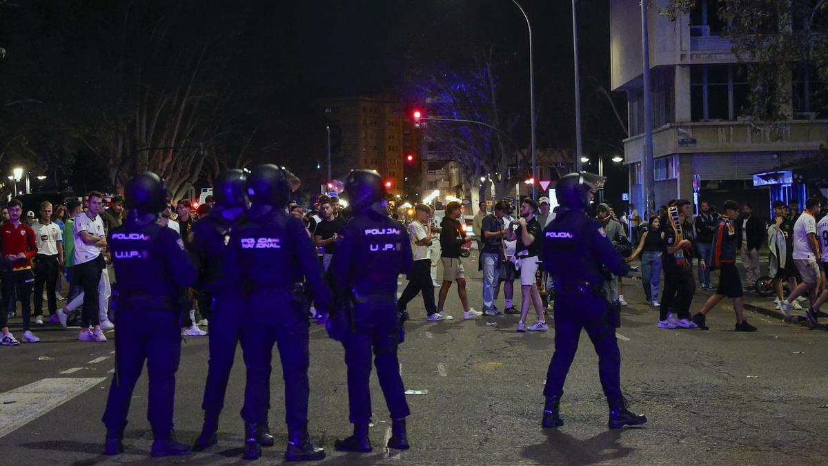 Noche problemática en Mestalla: cargas policiales y un contenedor incendiado