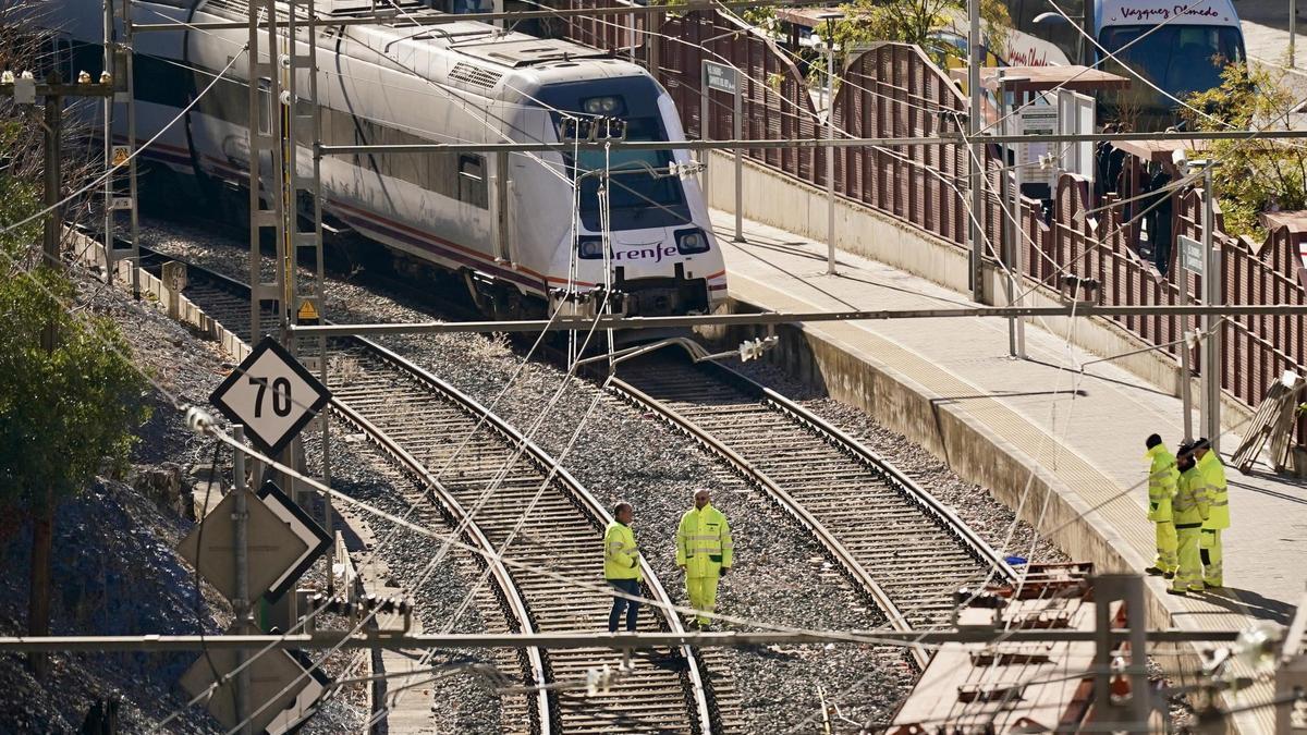 Operarios trabajan en la zona donde este pasado sábado tuvo lugar un choque de dos trenes en el Chorro, en el municipio malagueño de Álora