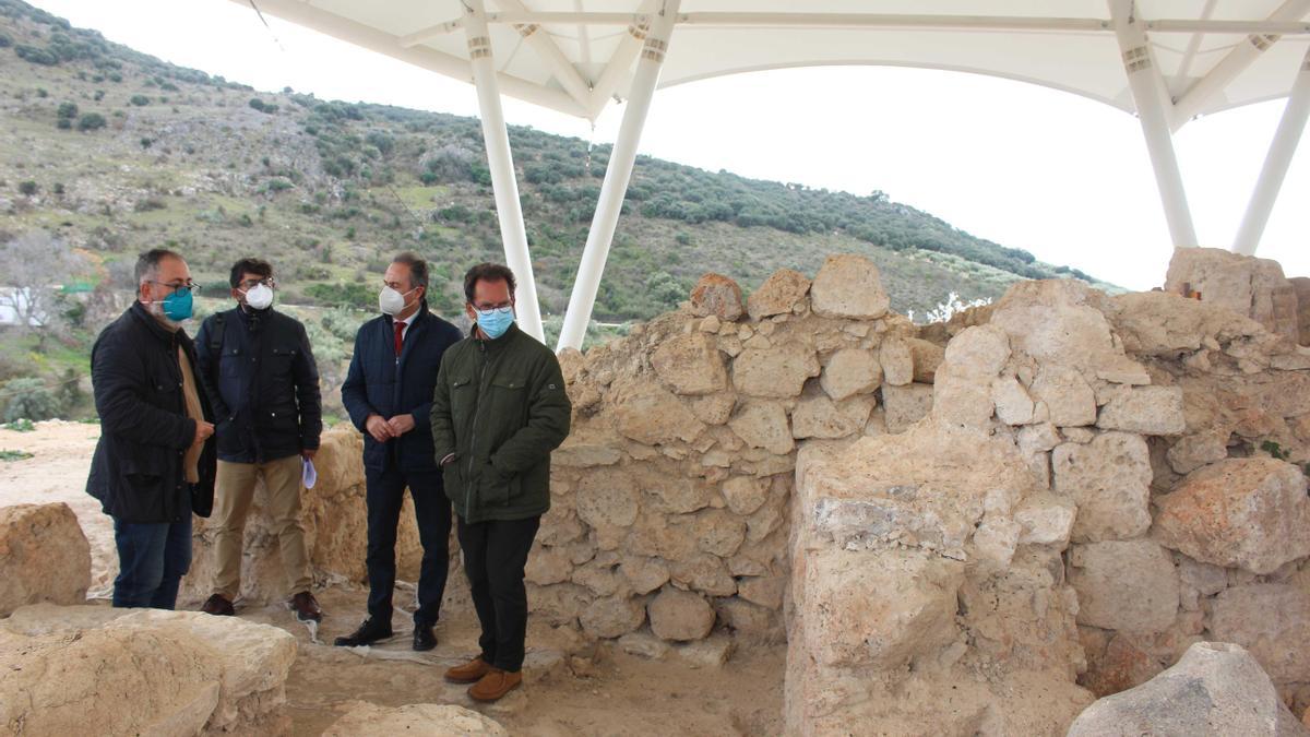 Las autoridades, durante una reciente visita al yacimiento de cerro de La Merced de Cabra.