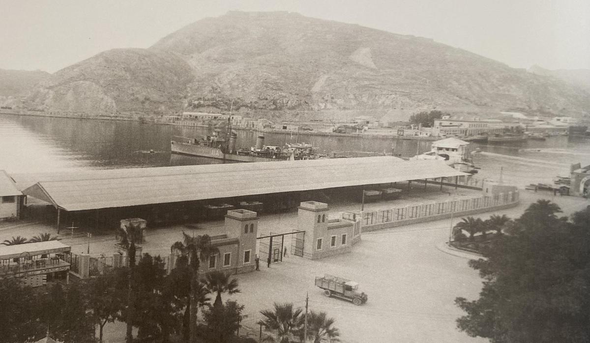 Los tinglados ocupando la actual explanada de los Héroes de Cavite