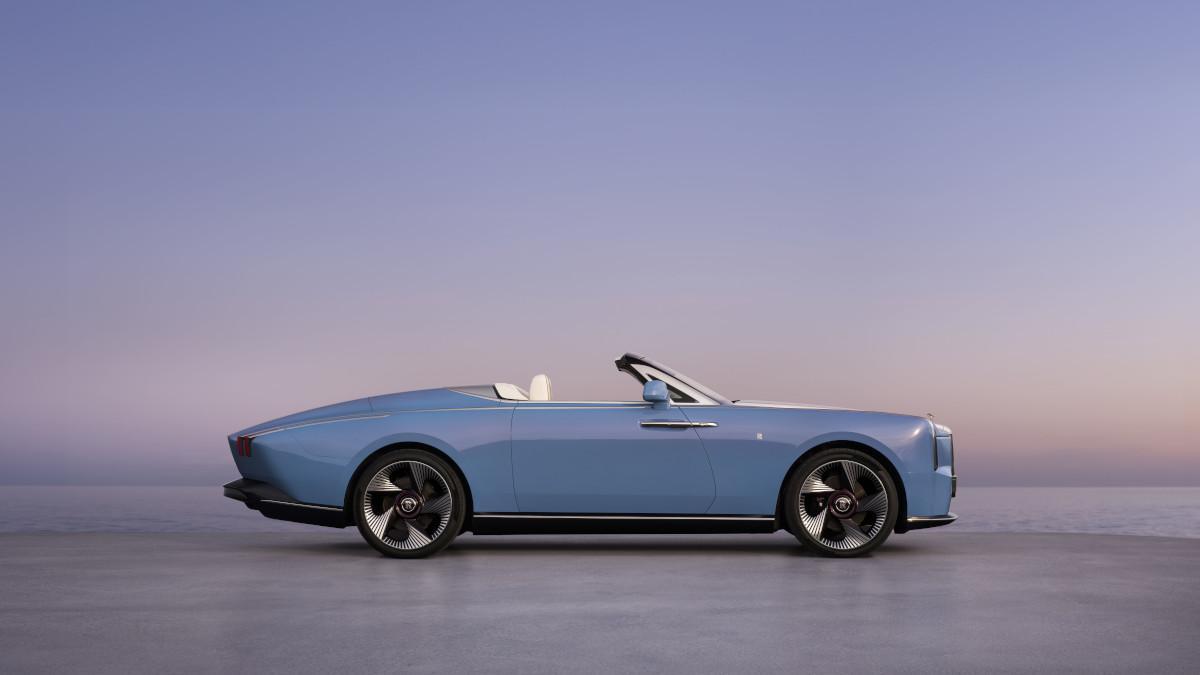 La vista lateral deja claro su inspiración histórica: un capó larguísimo, habitáculo retrasado y zaga afilada, rasgos típicos de los Rolls-Royce experimentales de finales de los años veinte La vista lateral deja claro su inspiración histórica: un capó larguísimo, habitáculo retrasado y zaga afilada, rasgos típicos de los Rolls-Royce experimentales de finales de los años veinte