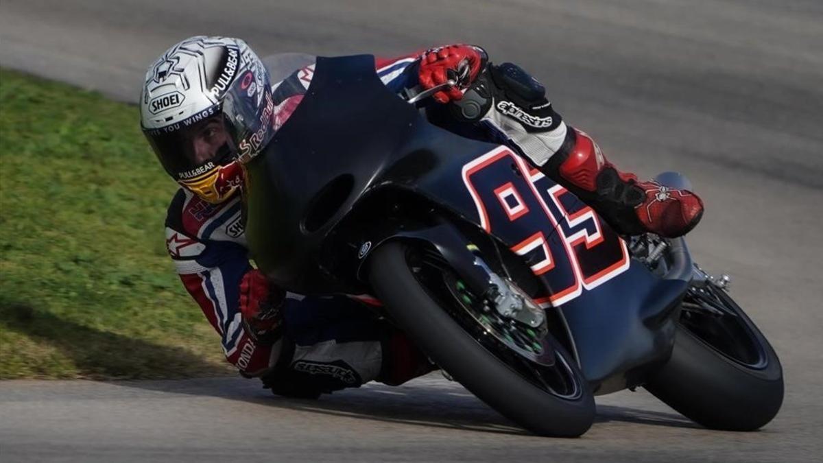 Marc Márquez, ayer, poniéndo a prueba su hombro derecho con una pequeña moto en el karting del Vendrell.