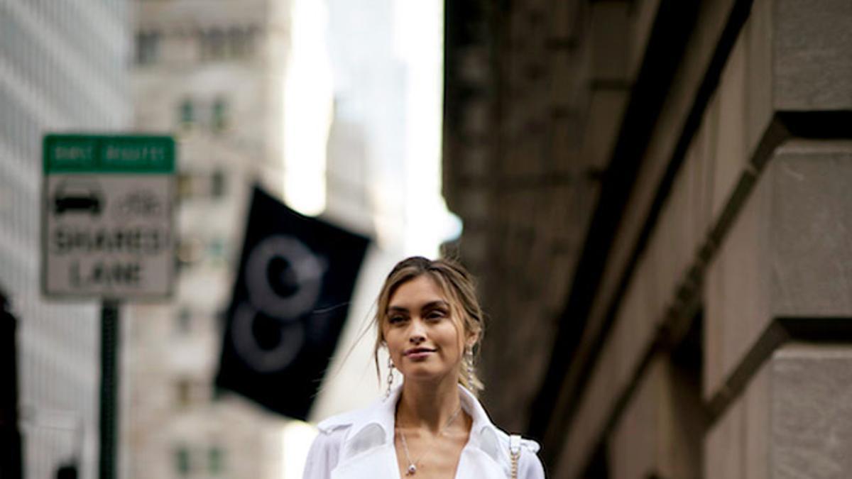 'Trench' blanco visto en el 'street style' de Nueva York