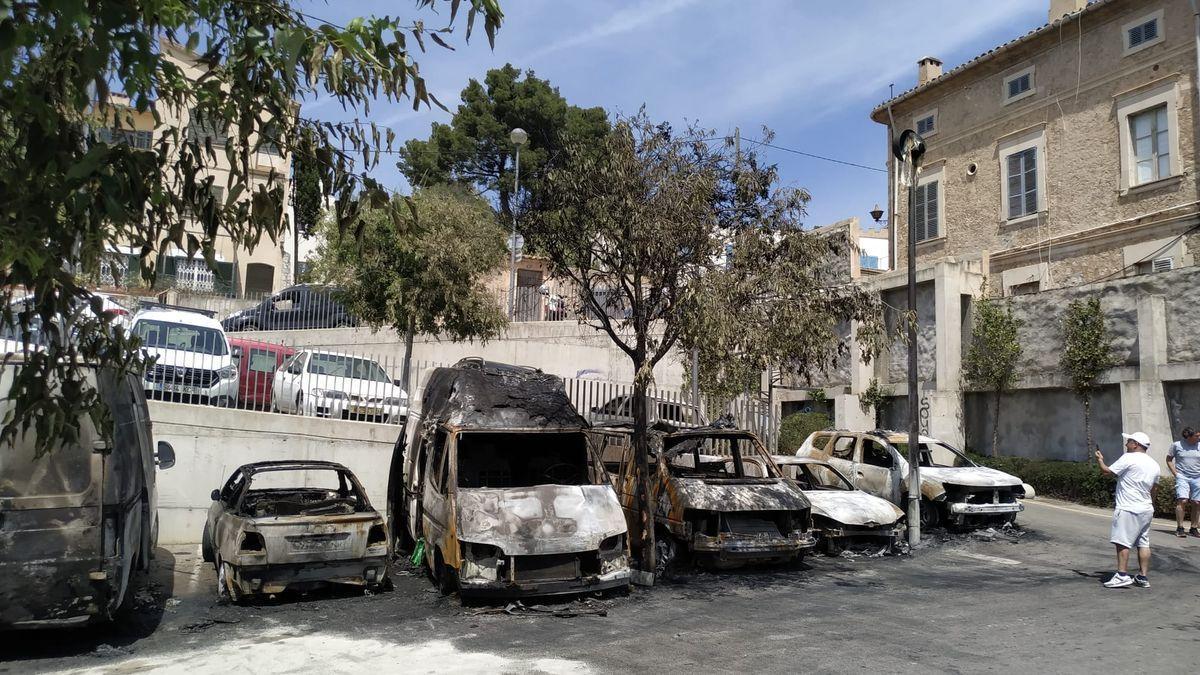 Die völlig ausgebrannten Autos im Stadtteil El Terreno in Palma de Mallorca.