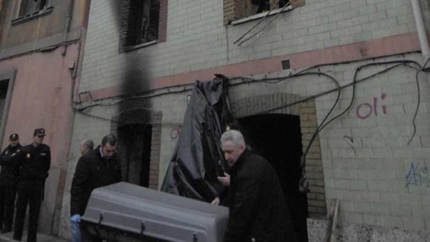 Momento en que el cadáver es retirado del inmueble.