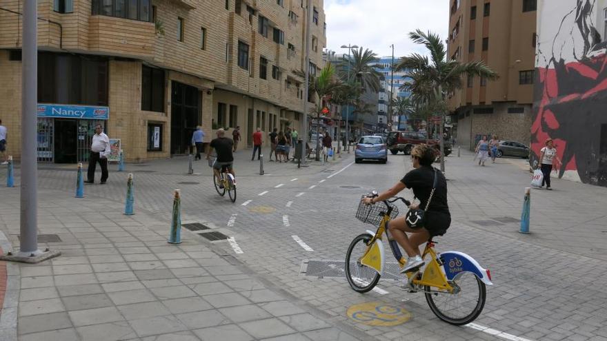 Una usuaria del servicio público de bicicletas por Olof Palme.