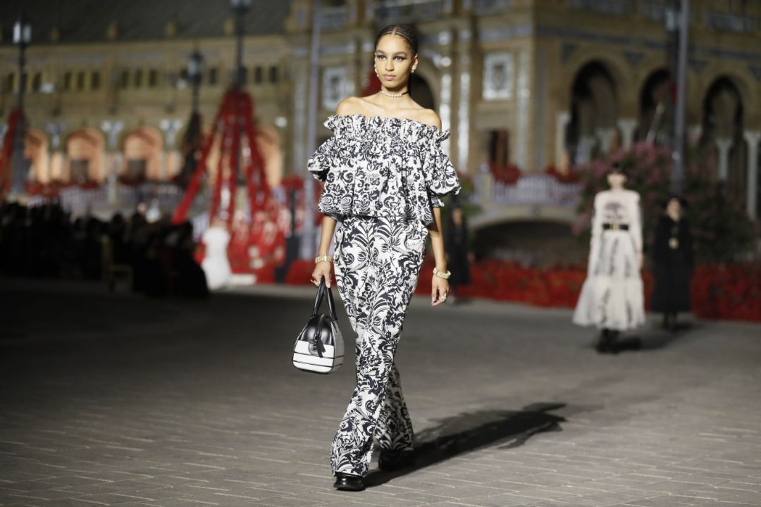 Dior desfila en Sevilla con artesanía valenciana